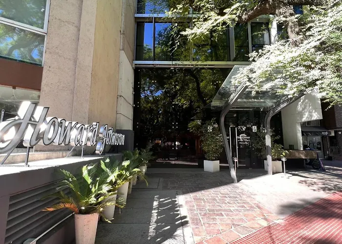 Howard Johnson La Canada Hotel & Suites