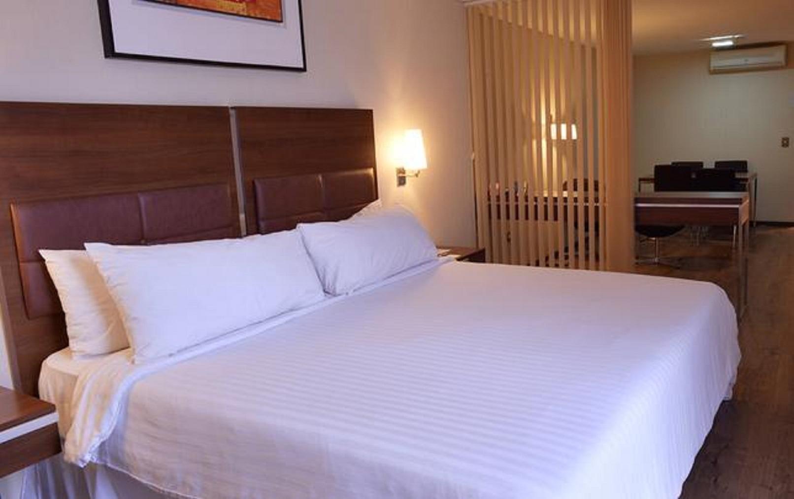 Hotel Howard Johnson La Canada & 4*