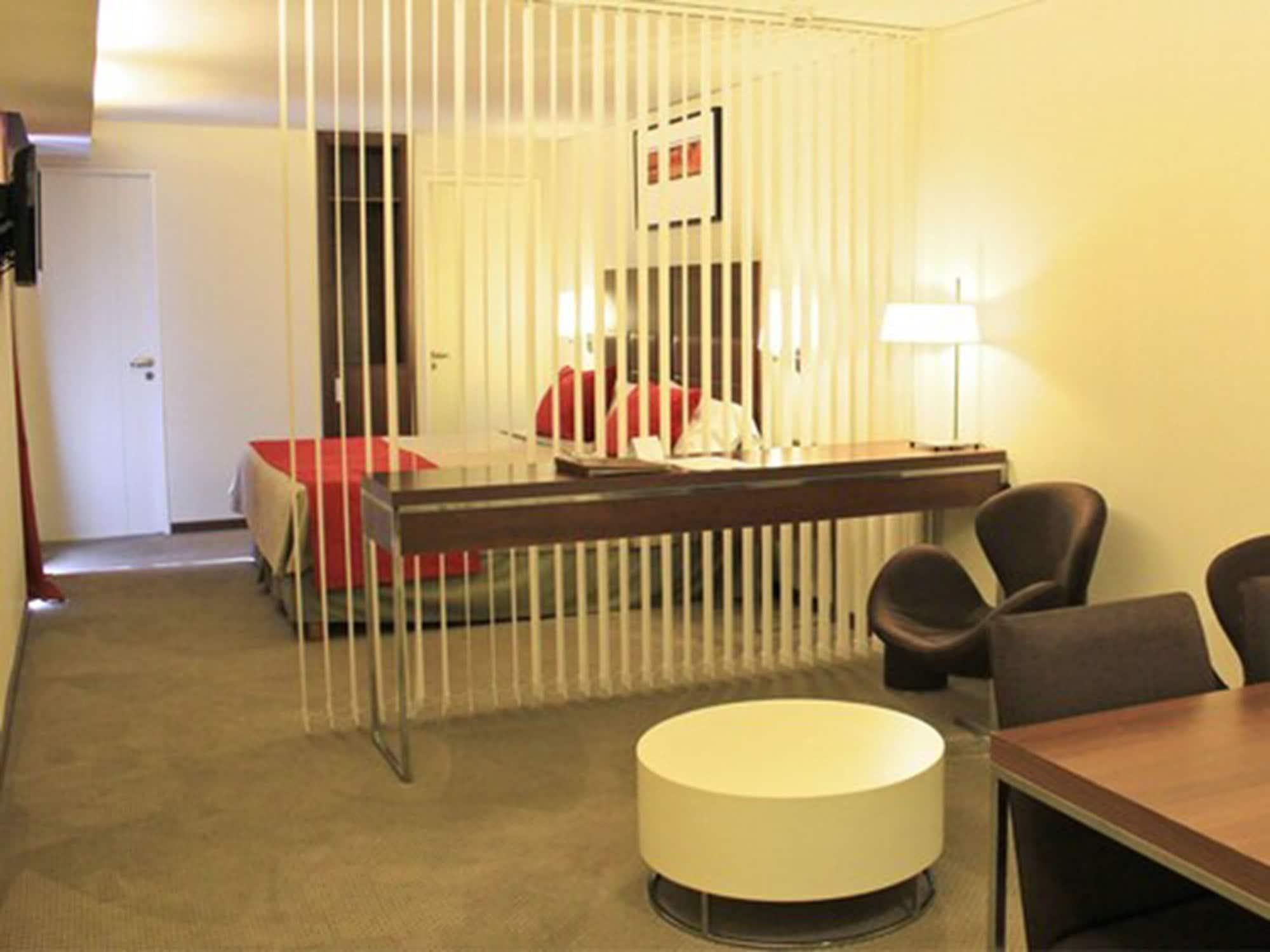 Hotel Howard Johnson La Canada & 4*