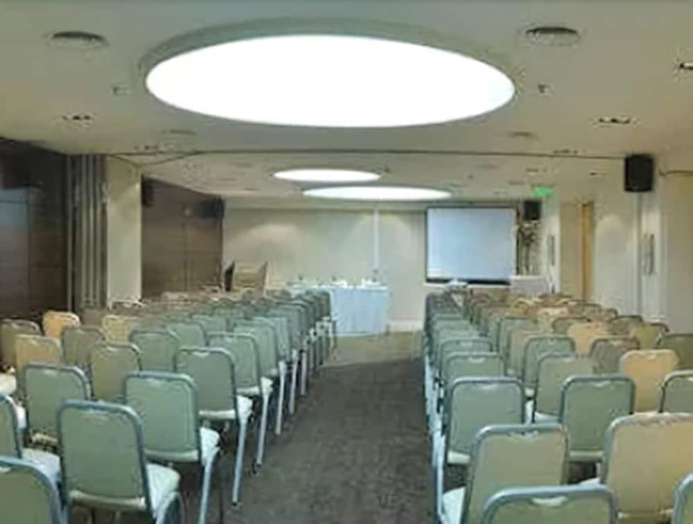 Howard Johnson La Canada & 4*