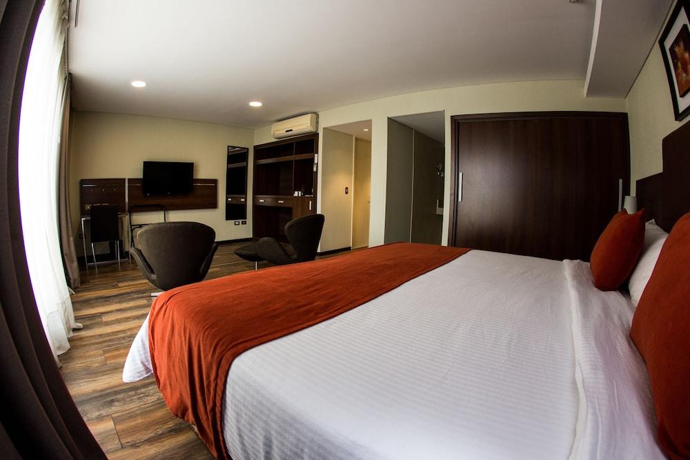 Hotel Howard Johnson La Canada &