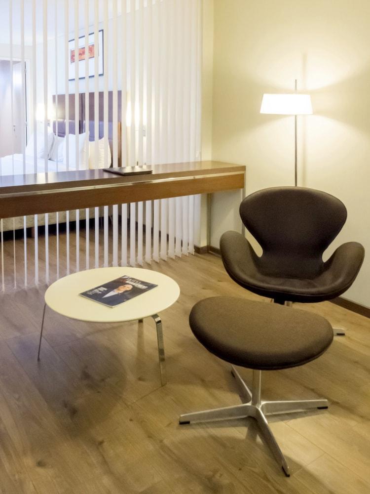 Hotel Howard Johnson La Canada &